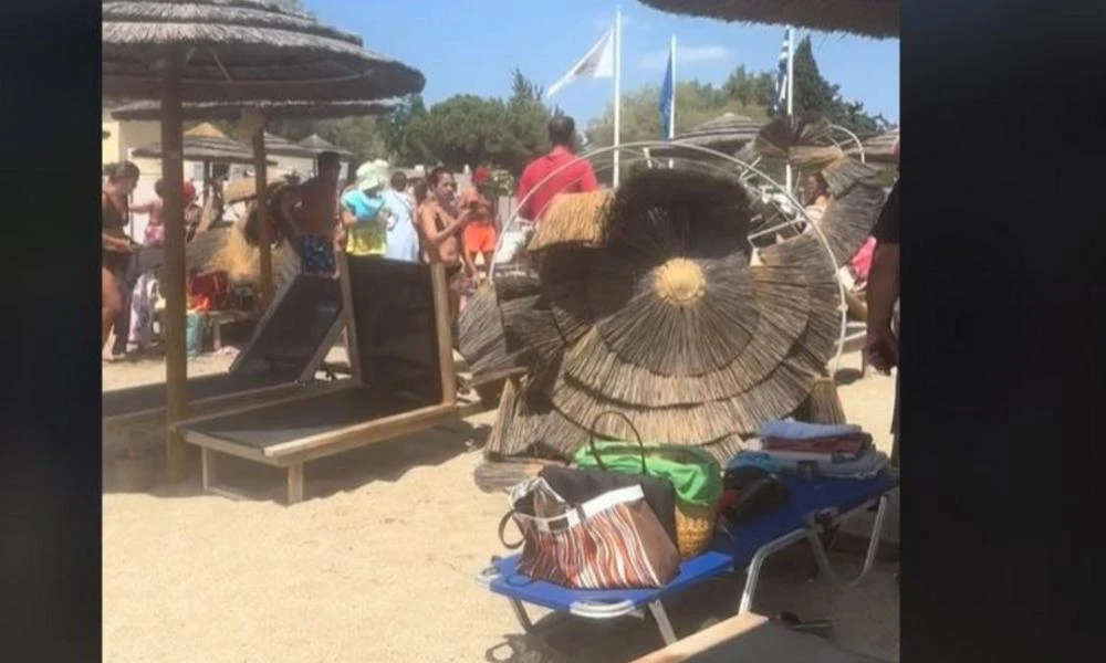 Αναστάτωση σε παραλία της Βουλιαγμένης- Ανεμοστρόβιλος σήκωσε ομπρέλες και ξαπλώστρες (Βίντεο)